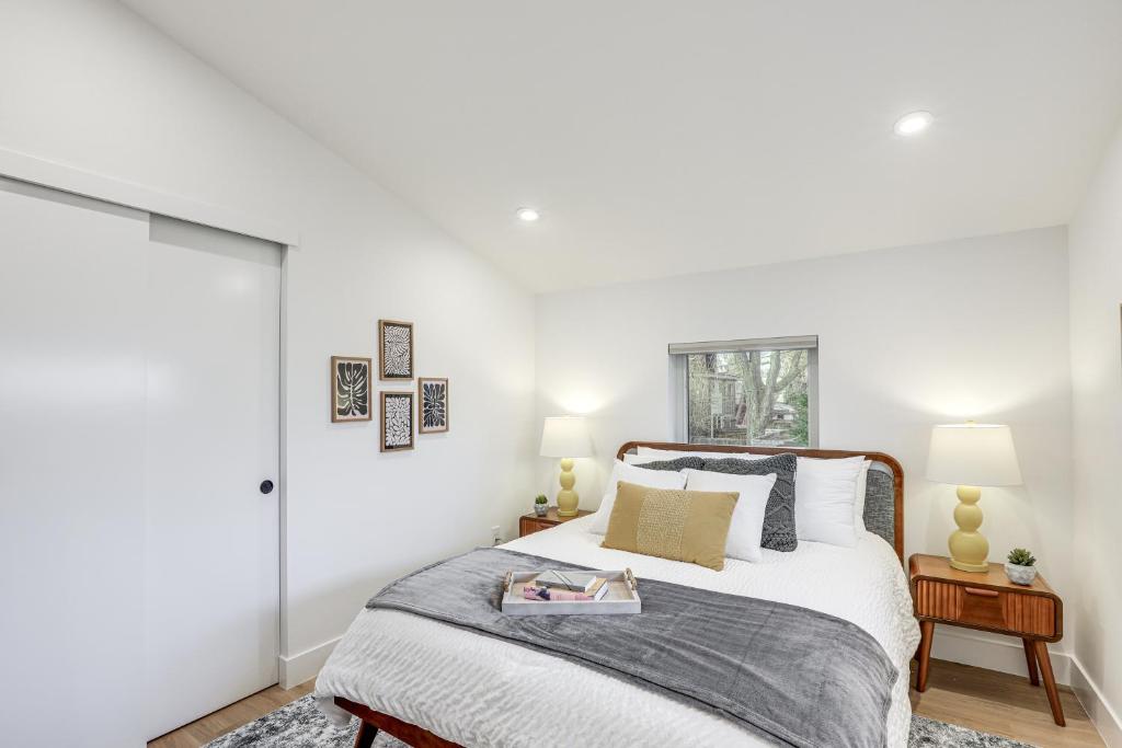 Ein Bett oder Betten in einem Zimmer der Unterkunft Less Than 1 Block to City Park New-Build Apt in Denver!