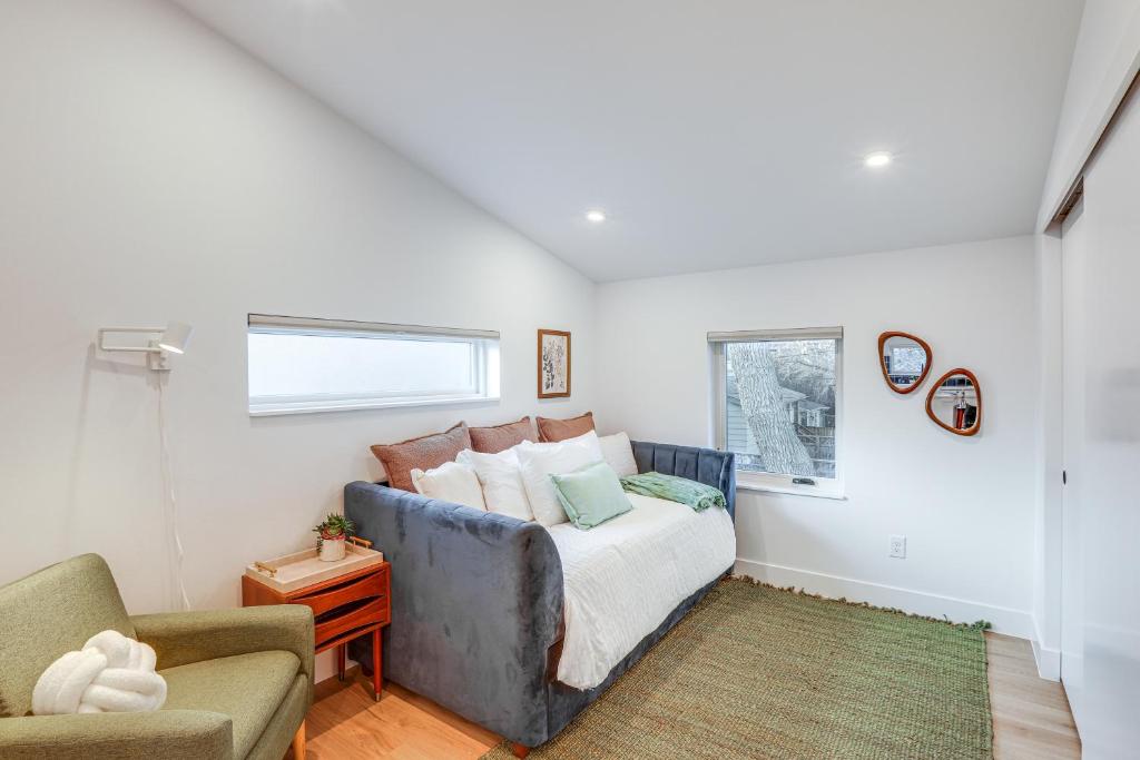Ein Sitzbereich in der Unterkunft Less Than 1 Block to City Park New-Build Apt in Denver!