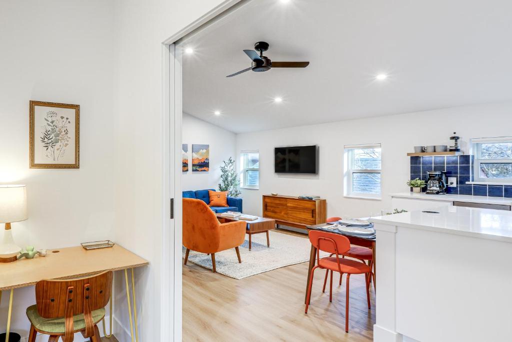 eine Küche und ein Wohnzimmer mit Tisch und Stühlen in der Unterkunft Less Than 1 Block to City Park New-Build Apt in Denver! in Denver