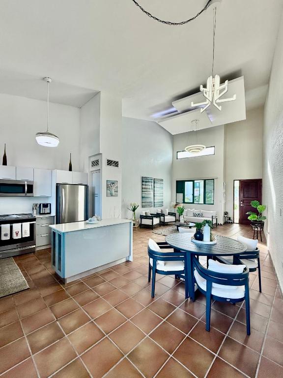 Snapshot of Luxury Grand Ocean View Penthouse Apartment Rental Prices