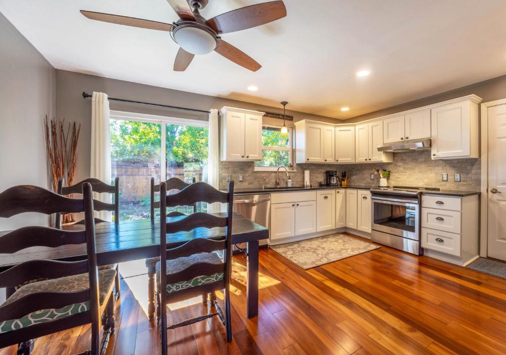 a kitchen with a dining table and a ceiling fan at Adorable Remodeled Quiet Near Town Fenced Yard Pet Friendly 4353 in Hood River