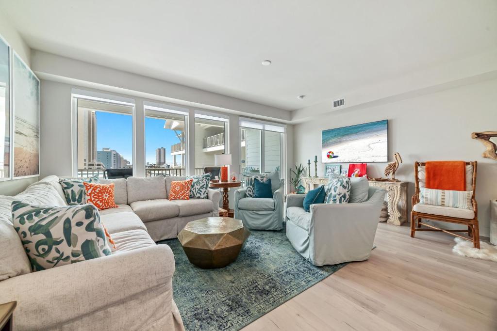 un salon avec un canapé et une télévision dans l'établissement Sea Glass 312, à Gulf Shores