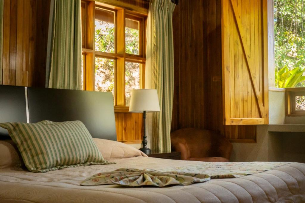 Postel nebo postele na pokoji v ubytování Los Pinos Cabins & Reserve