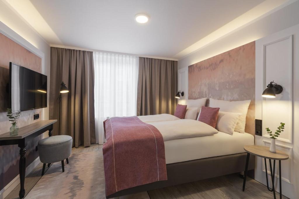 
Standard Queen Room withBalcony and Kitchenette
