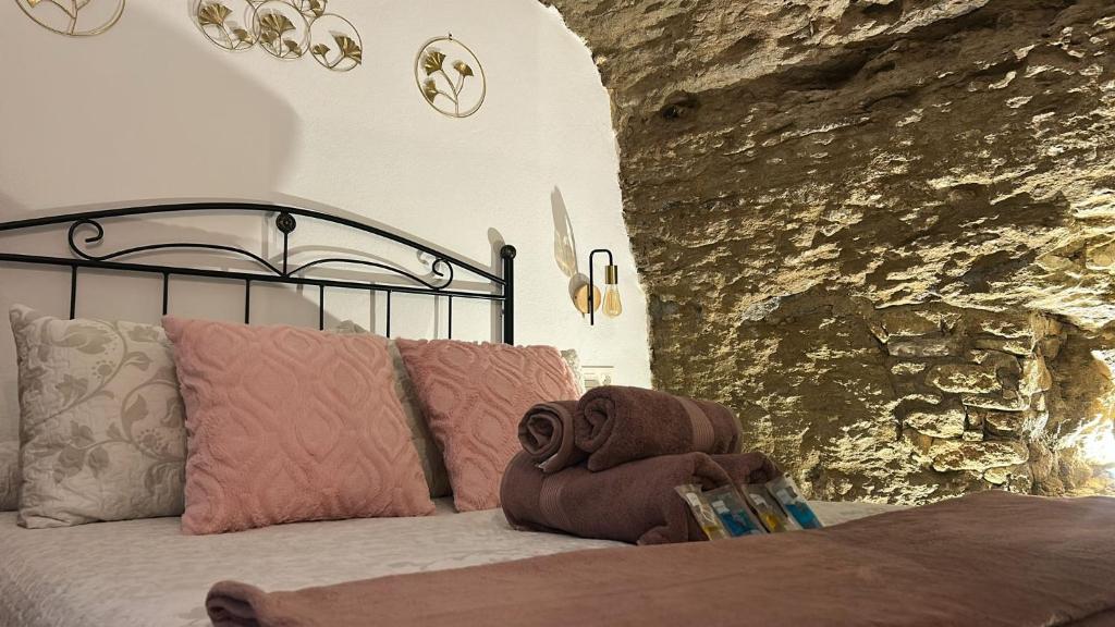 Postel nebo postele na pokoji v ubytování Casa Cueva Sol y Luna Setenil