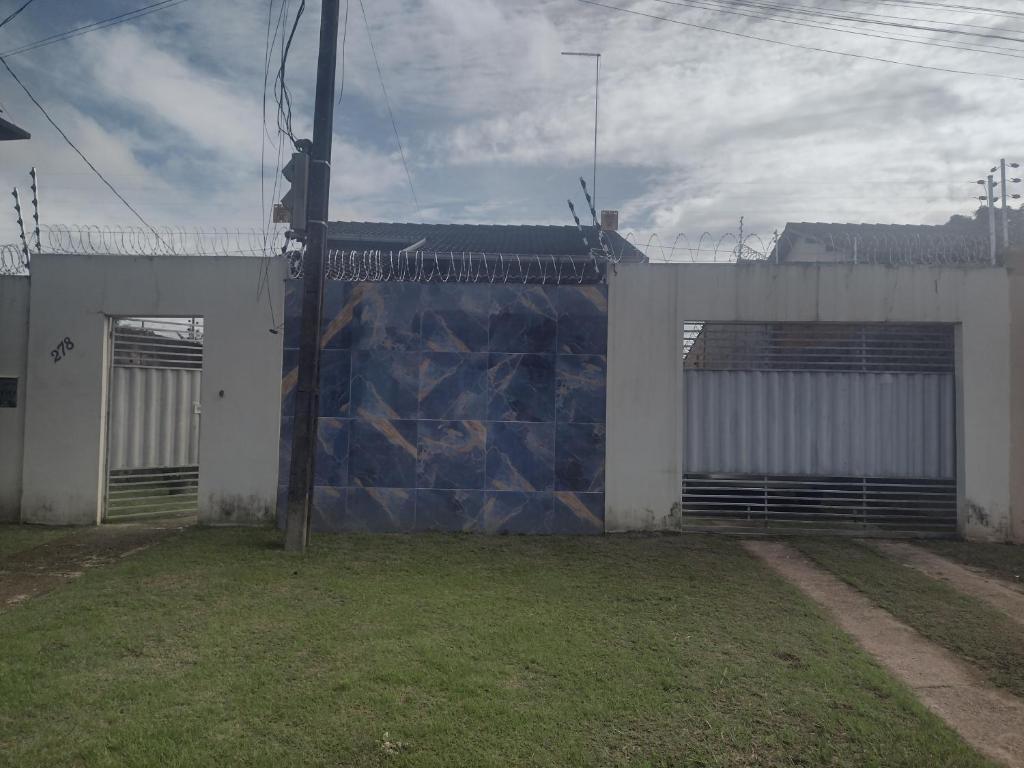 un edificio blanco con una pared azul en Bela Casa para Cop30, en Castanhal