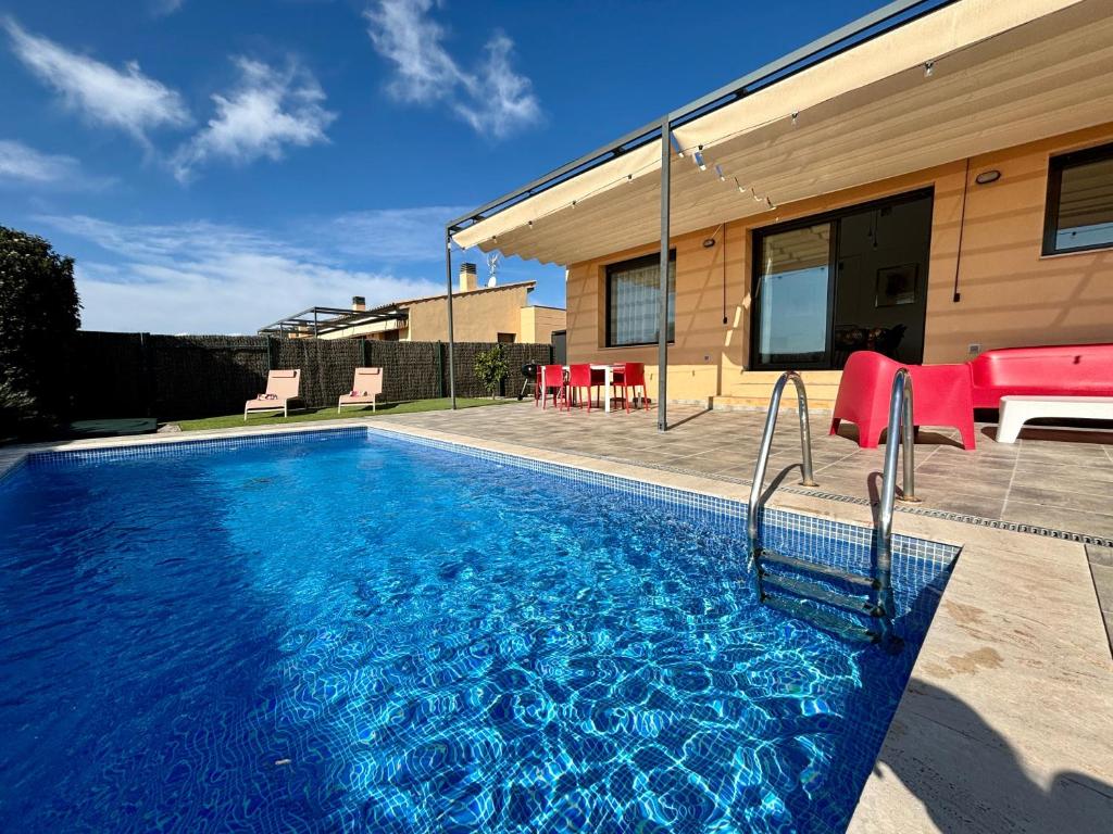 ein Swimmingpool vor einem Haus in der Unterkunft Modernes Einfamilienhaus mit privatem Pool Villa Medes Mar in l'Estartit - b52678 in Torroella de Montgrí
