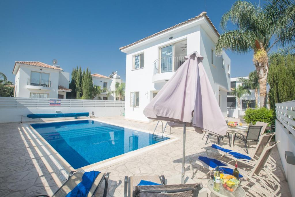 Fotografie z fotogalerie ubytování Ferienvilla Pv17 Mit Sonnenterrasse Und Pool v destinaci Protaras