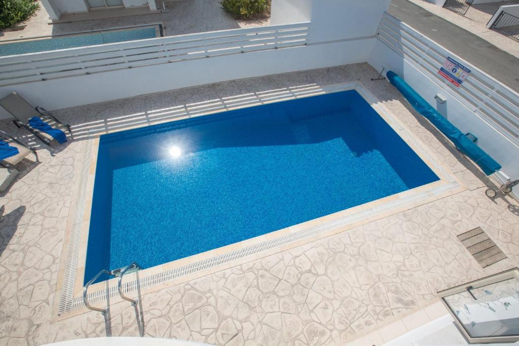 Fotografie z fotogalerie ubytování Ferienvilla Pv17 Mit Sonnenterrasse Und Pool v destinaci Protaras