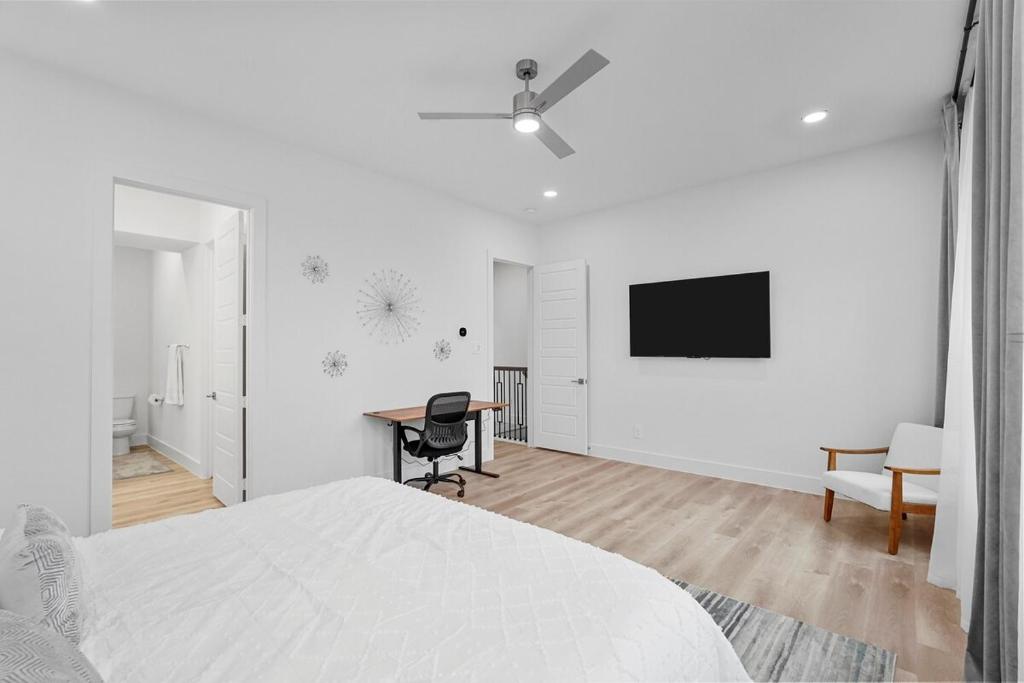 TV a/nebo společenská místnost v ubytování Modern 2BR l Pet-Friendly l Private Baths