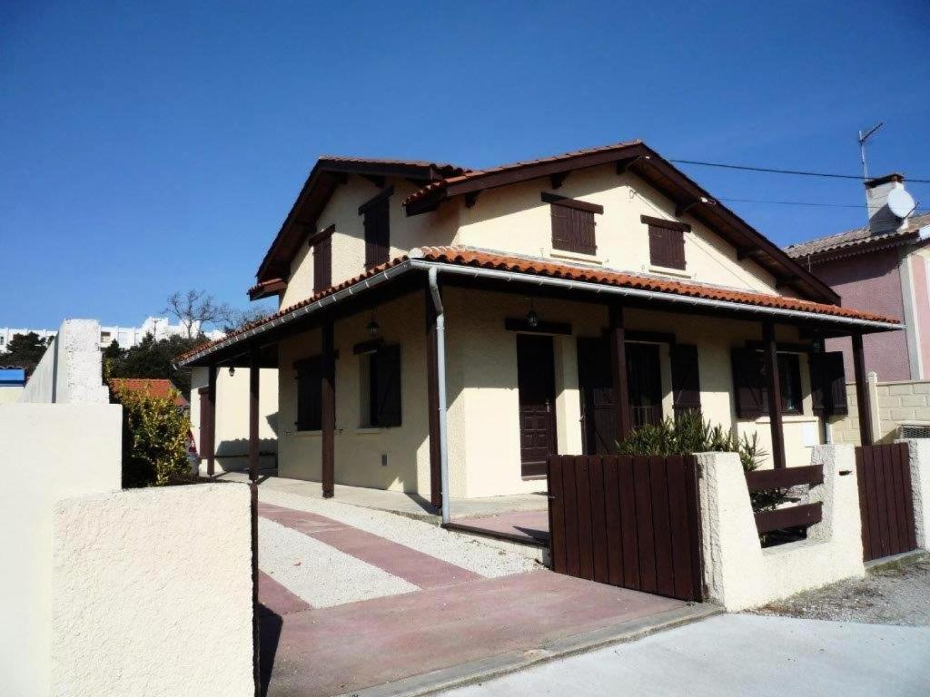 une maison blanche avec un portail et une clôture dans l'établissement Résidence 061-soulac Sur Mer - 061- Charmante maison en plein cœur de Soulac/mer MAE-4381, à Soulac-sur-Mer