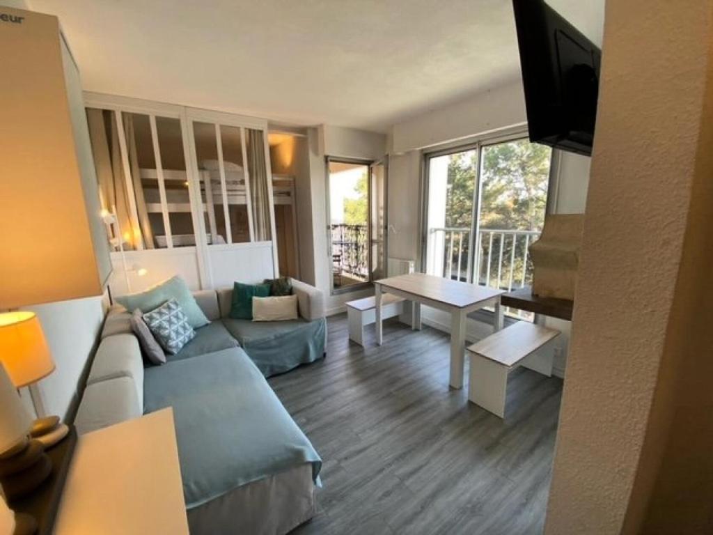 un salon avec un canapé et une table dans l'établissement Résidence Marine - 098 - Moment de détente dans ce charmant appartement MAE-4451, à Soulac-sur-Mer