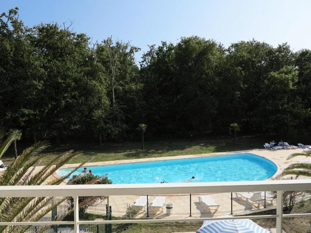 d'un balcon avec vue sur la piscine. dans l'établissement Résidence Domaine Des Sables - 015 - Vivez en pleine nature à deux pas de l'Océan MAE-4511, à Soulac-sur-Mer
