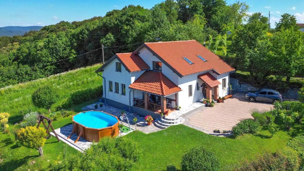 an aerial view of a house with a swimming pool at Ferienhaus Sofija in Vrtlinovec