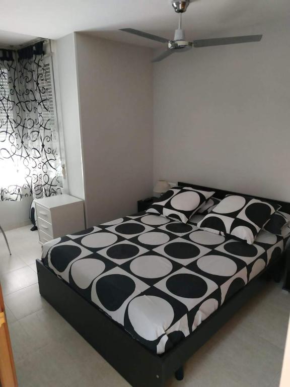 - une chambre avec un lit noir et blanc dans l'établissement Chez Marie et Pierre, à Toul