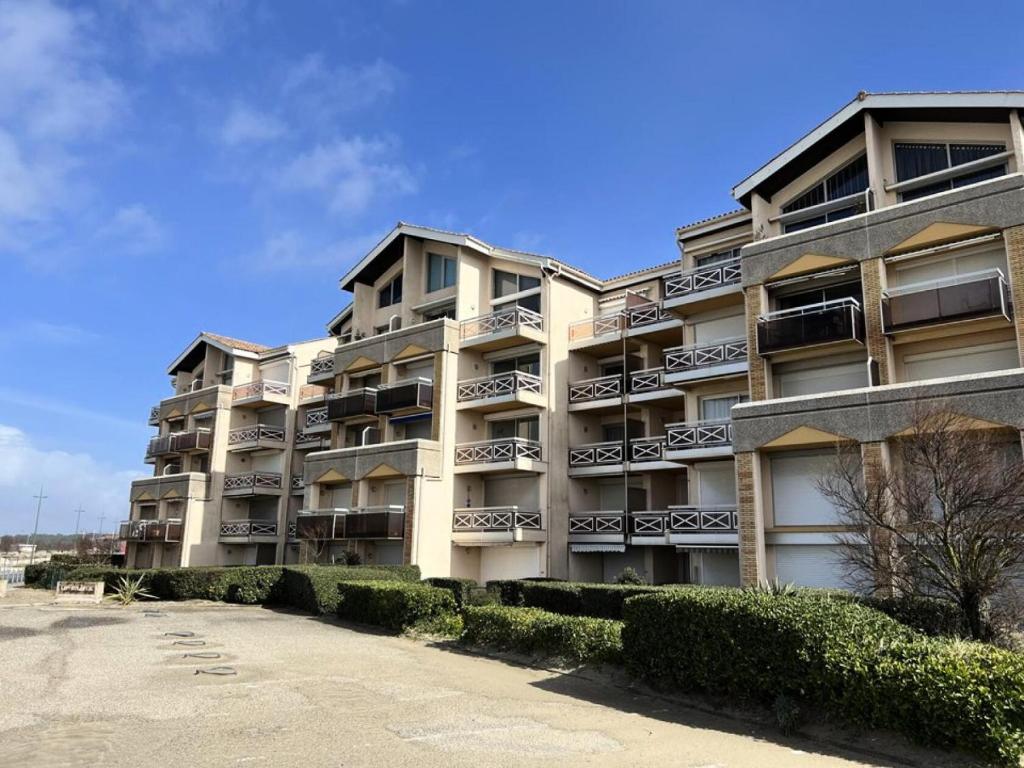 un immeuble d'appartements avec balcon sur le côté d'une rue dans l'établissement Résidence Cap Atlantic - 063 - Appartement avec jardin en front de mer MAE-1961, à Soulac-sur-Mer