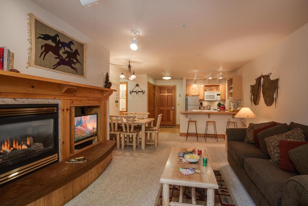 een woonkamer met een bank en een open haard bij Teton Serenity in Driggs