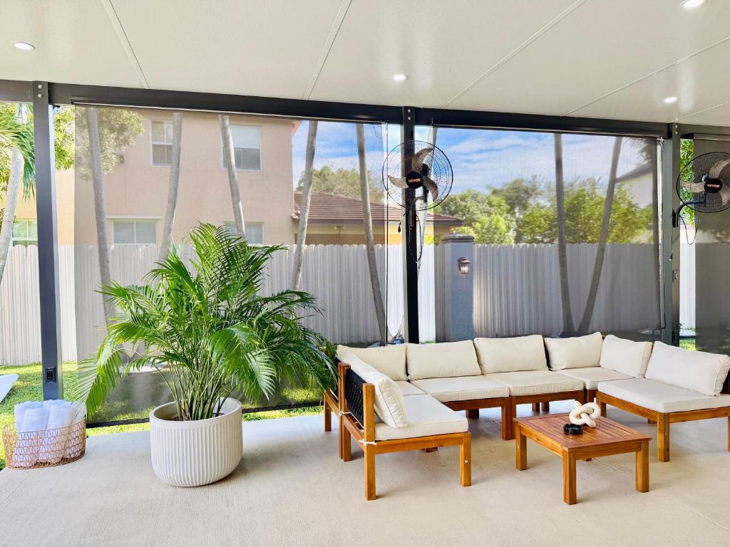 Ein Balkon oder eine Terrasse in der Unterkunft Miami Getaway Heated Pool Villa with Mini Golf &amp; BBQ