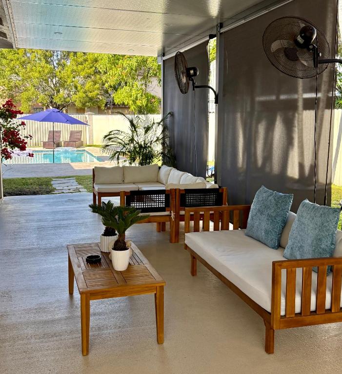 Ein Sitzbereich in der Unterkunft Miami Getaway Heated Pool Villa with Mini Golf &amp; BBQ
