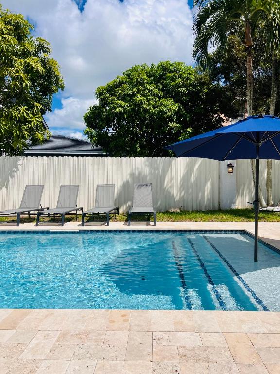 Der Swimmingpool an oder in der Nähe von Miami Getaway Heated Pool Villa with Mini Golf &amp; BBQ