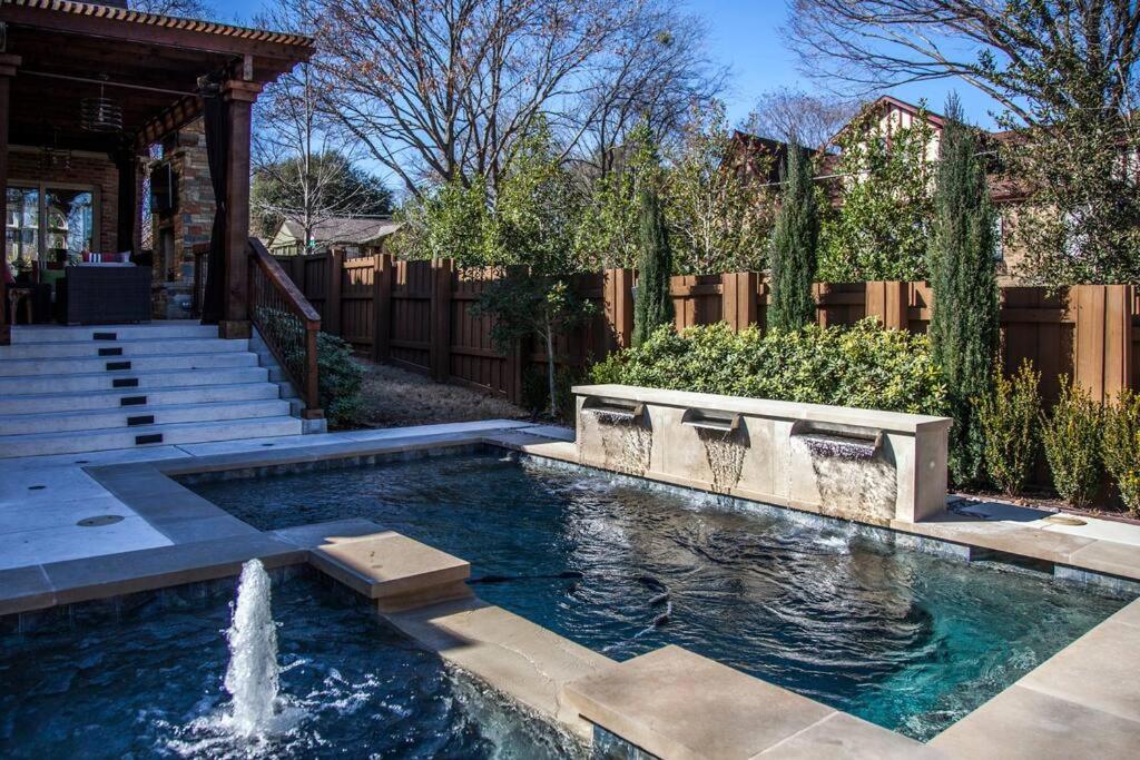 una piscina con una fuente en un patio en E Dallas Family Home with Pool Spa Outdoor Fire, en Dallas