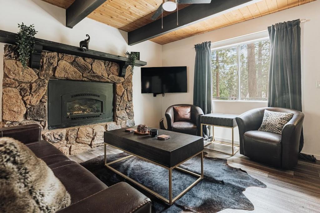 a living room with a couch and a fireplace at Big Bear Pine Haven Cabin Hot Tub Games in Sugarloaf