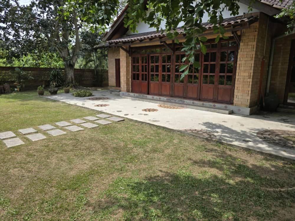 BeranangにあるFresia Villa & Campingのガレージ付き家