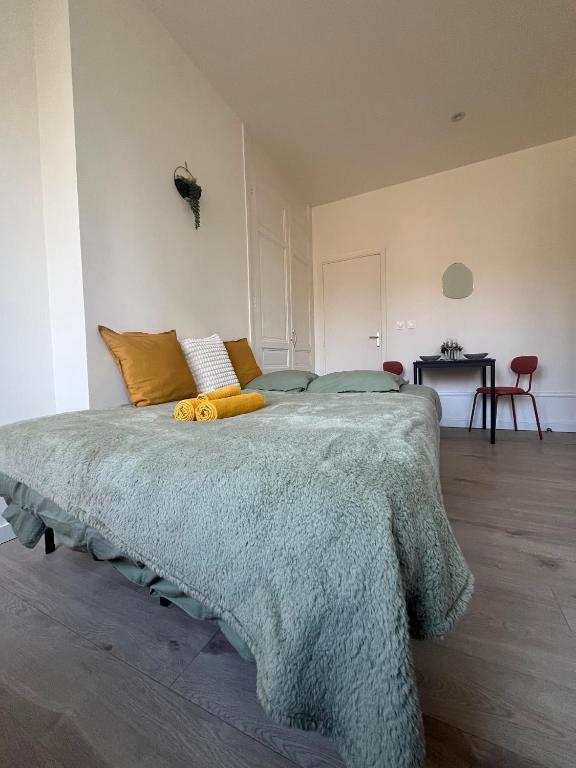 une chambre avec un grand lit dans une pièce dans l'établissement Le Rivage - Gare, Wifi, Parking, TV, à Douai