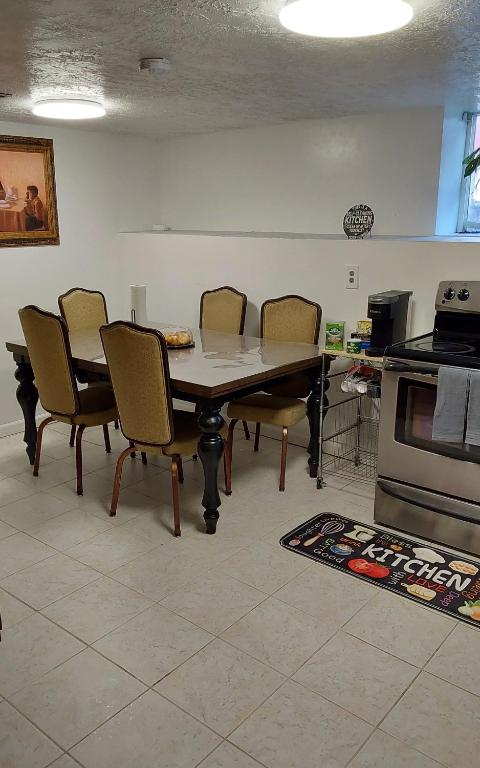 Kuchyň nebo kuchyňský kout v ubytování Mikes Place
