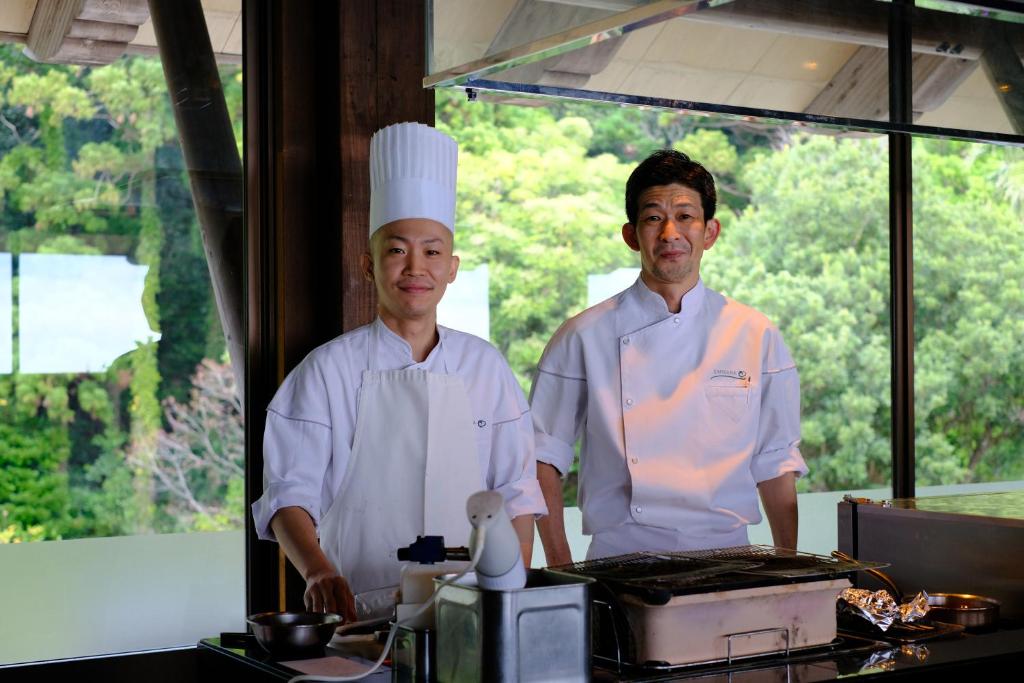 Členové personálu v ubytování Sankara Hotel & Spa Yakushima