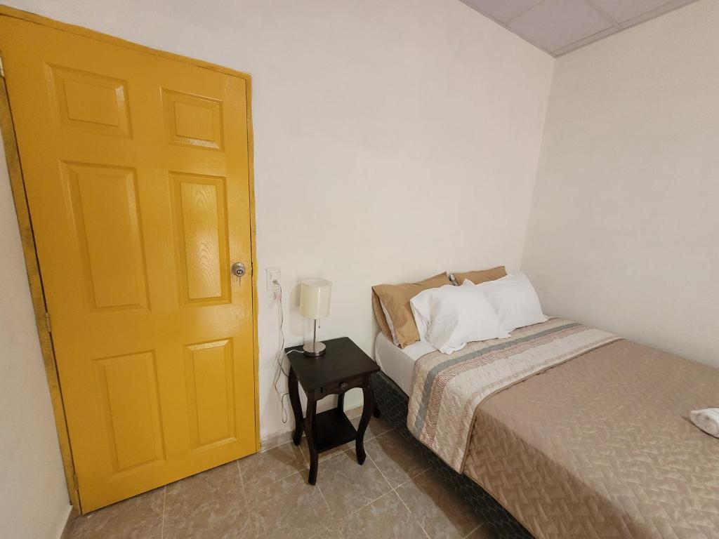 Ένα ή περισσότερα κρεβάτια σε δωμάτιο στο Mi pueblo Hostal Nahuizalco