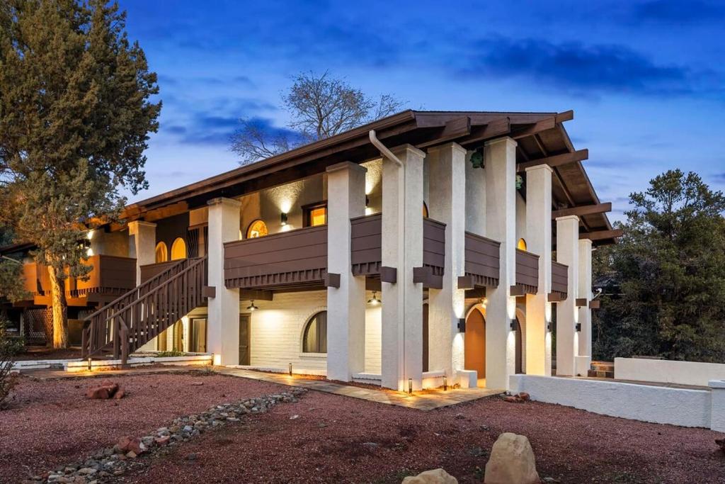 una casa grande con una escalera delante de ella en Serenity Retreat Sedona with Hot Tub Games & Firepit, en Sedona
