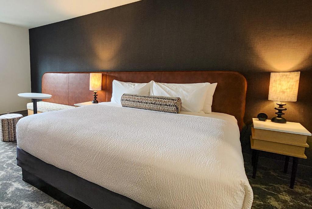 Postel nebo postele na pokoji v ubytování Rayland Hotel
