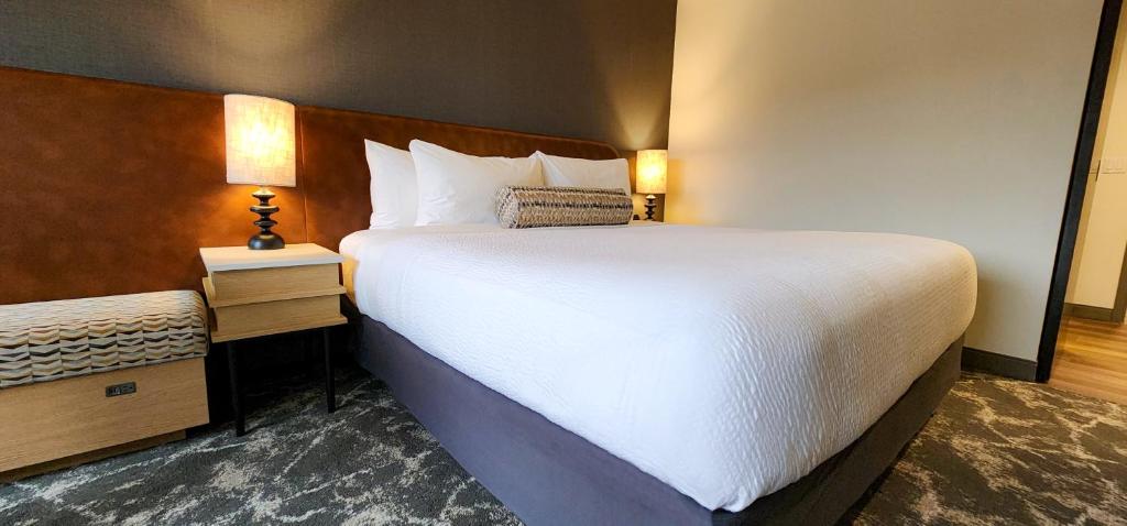 Postel nebo postele na pokoji v ubytování Rayland Hotel