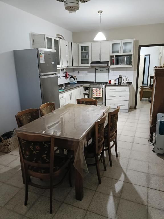 圣地亚哥-德尔埃斯特罗Casa Forum的配有大木桌和椅子的厨房