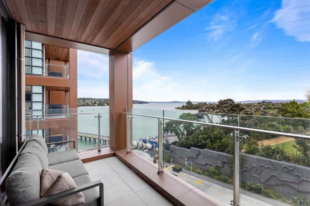 un balcón con vista al mar en 1BR with Balcony Close to Ferry by Zodiak Stays, en Auckland