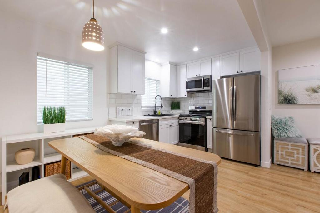Η κουζίνα ή μικρή κουζίνα στο Stylish Long Beach Retreat Walk to Beach Bars