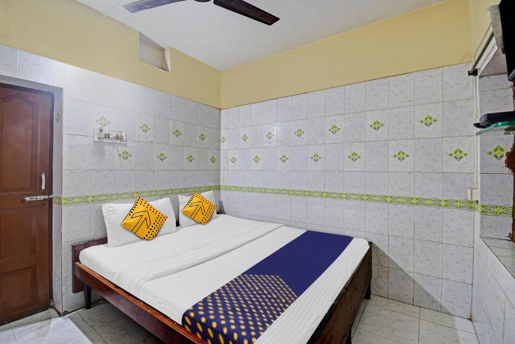 Postel nebo postele na pokoji v ubytování Hotel O Bikram Lodge