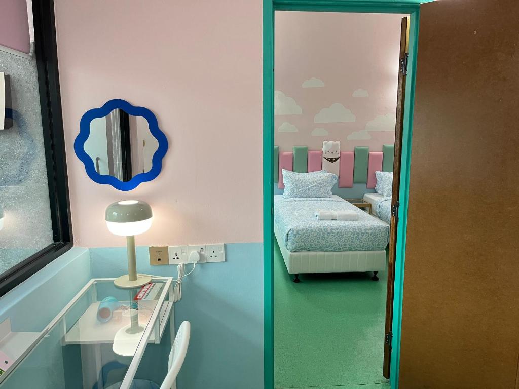 Postel nebo postele na pokoji v ubytování Hippo House Taiping