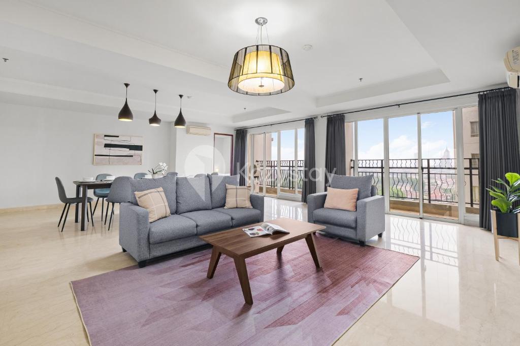 ein Wohnzimmer mit Sofa und Tisch in der Unterkunft Tovia by Kozystay - Senayan in Jakarta