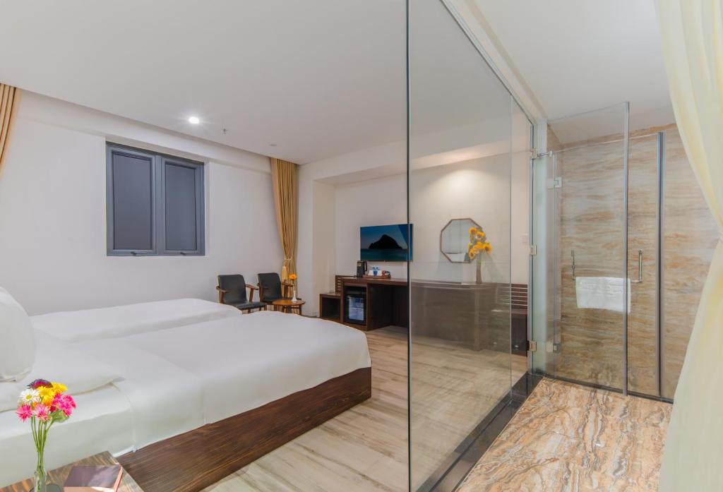 Giường trong phòng chung tại Emerald Bay Hotel & Spa Nha Trang