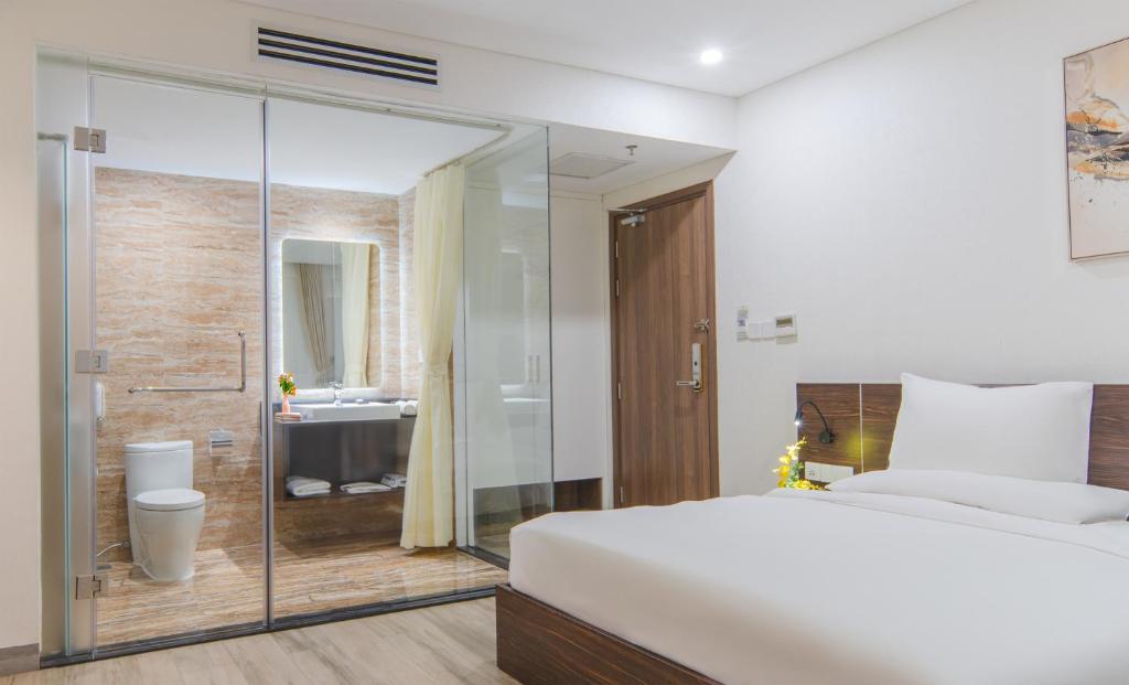 Postel nebo postele na pokoji v ubytování Emerald Bay Hotel & Spa Nha Trang