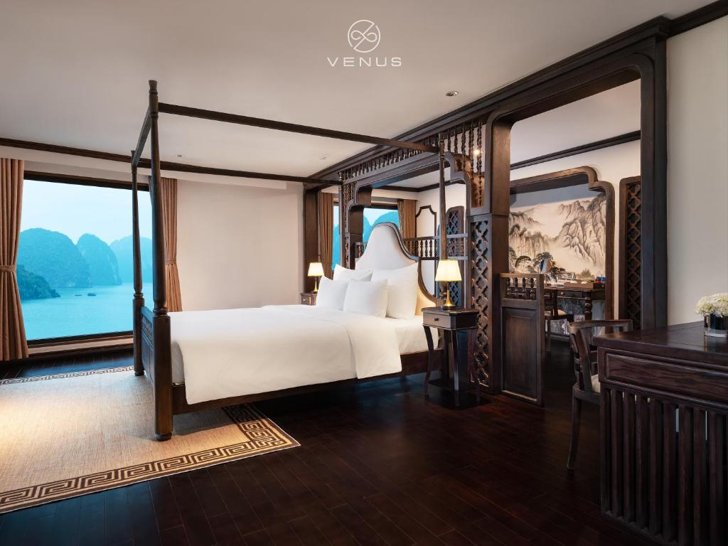 Una cama o camas en una habitación de Era Halong Cruise