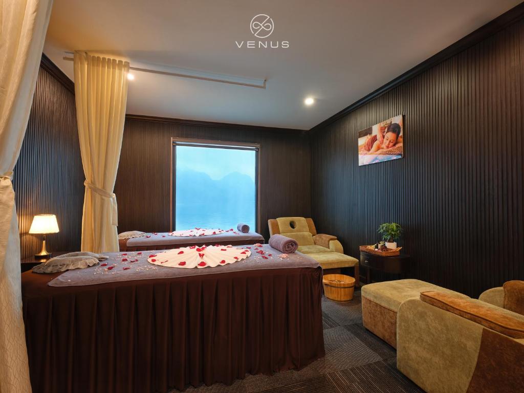 Una cama o camas en una habitación de Era Halong Cruise