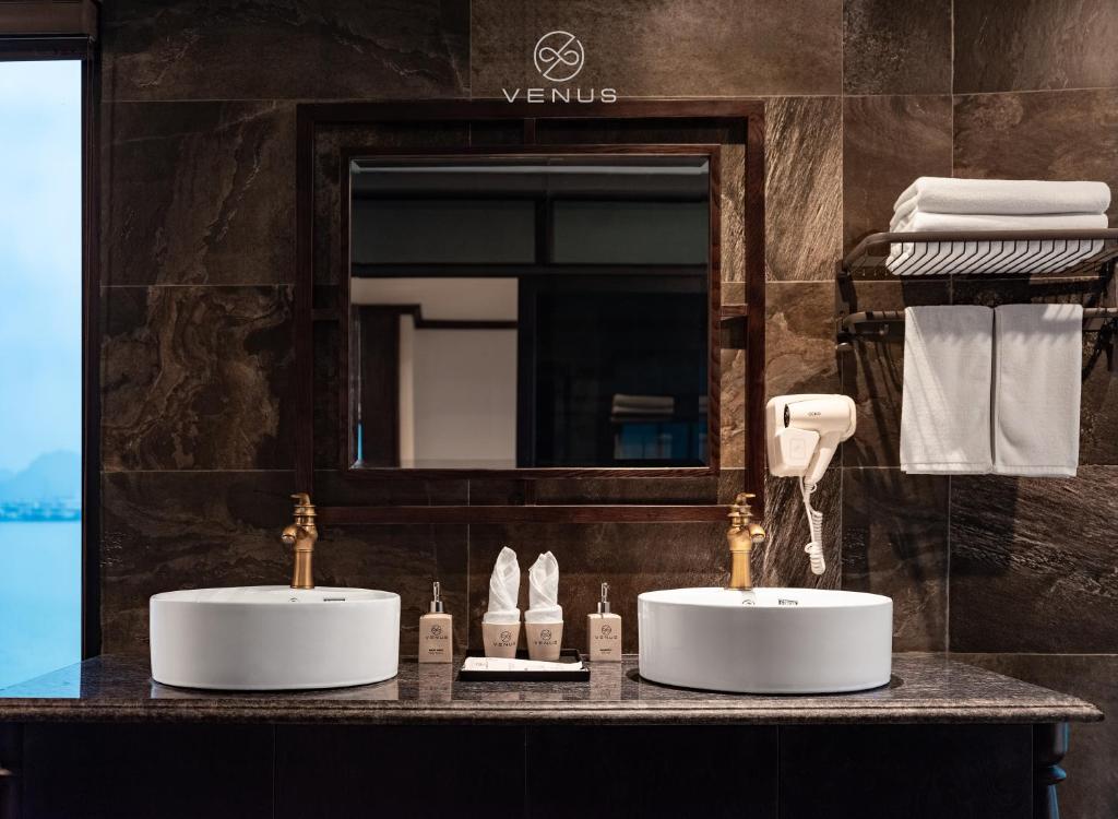 Un baño de Era Halong Cruise