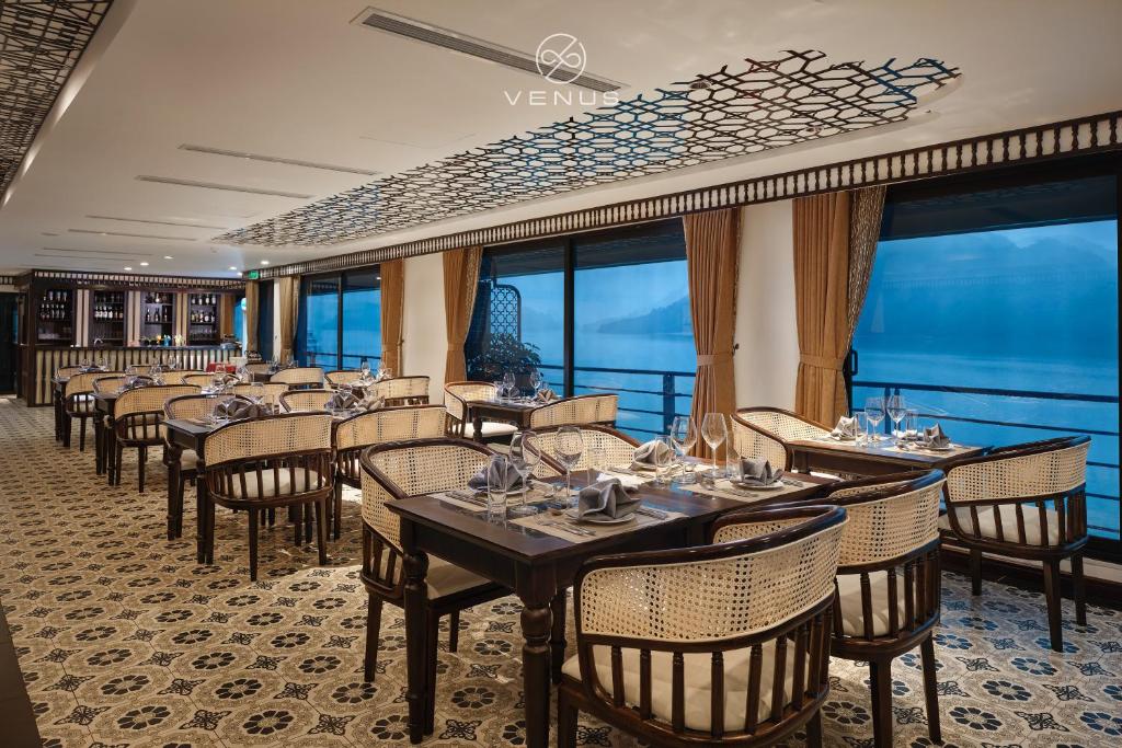 Un restaurante u otro lugar para comer en Era Halong Cruise