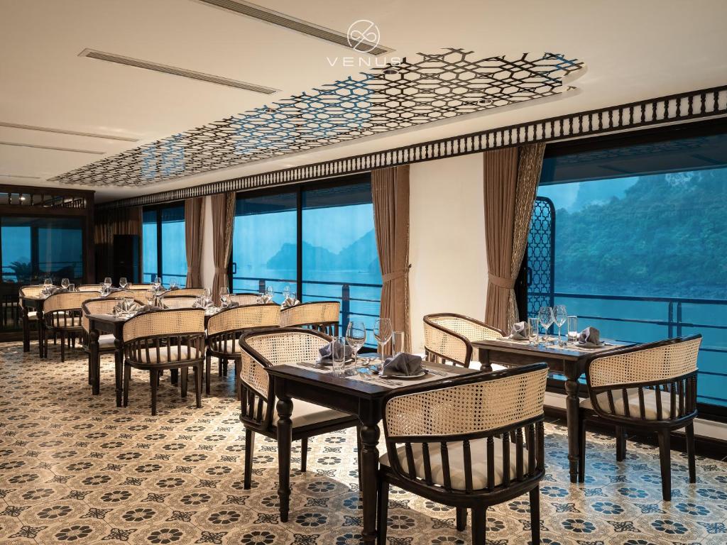 Un restaurante u otro lugar para comer en Era Halong Cruise