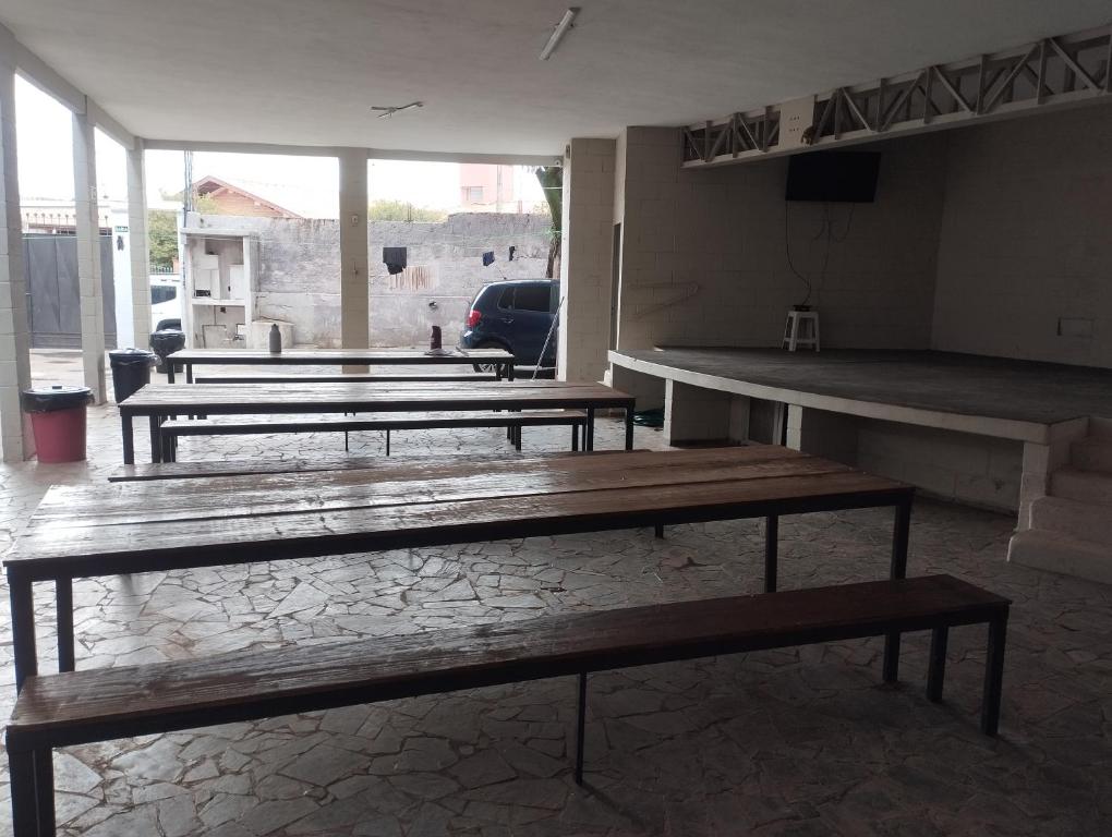 Lottus Moradia Corporativa في بيراسيكابا: مجموعة من المقاعد داخل المبنى