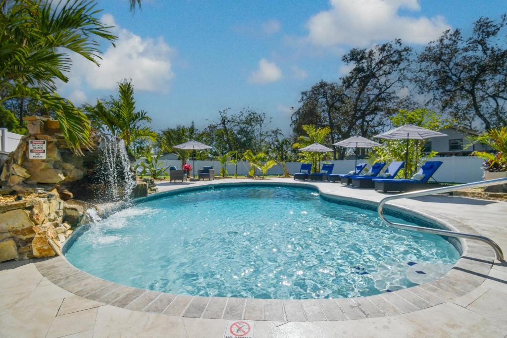 Πισίνα στο ή κοντά στο The Palm at Busch Gardens Cozy 3 BR Oasis