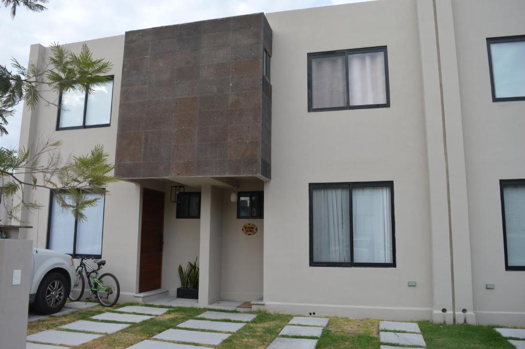 een huis met een stenen gevel bij Casa Lulu junto a Queretaro in Villa Apaseo